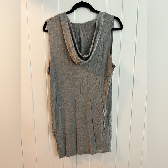 High-Low Tank Top - Picture 3 of 3
